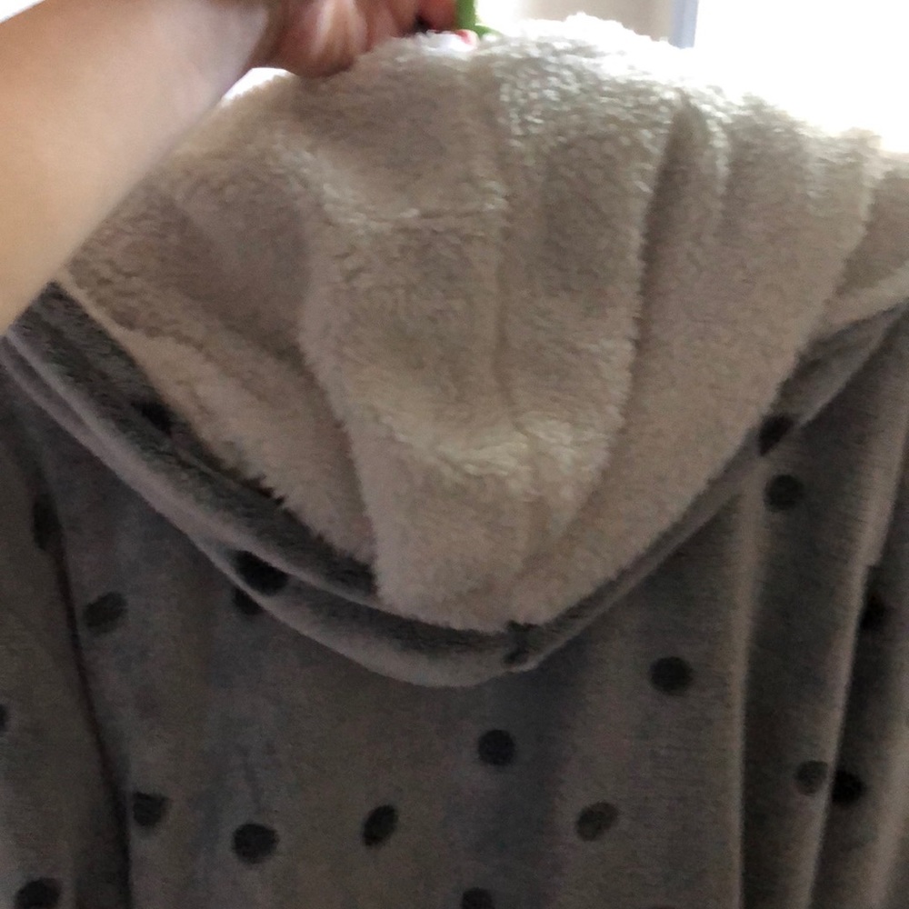Robe - Picture 2 of 2